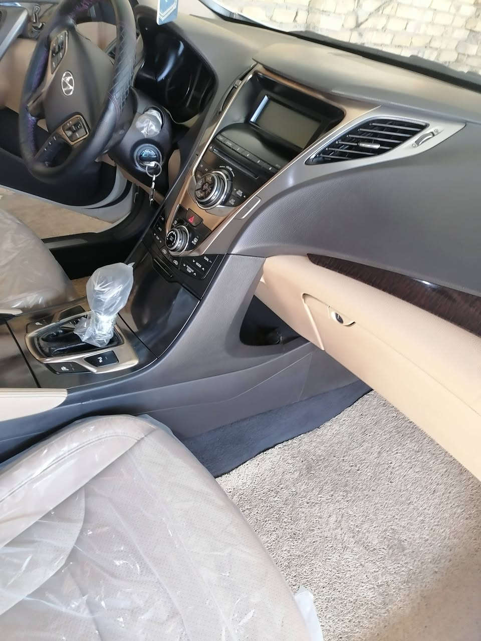 السلام عليكم ازيرا ٢٠١٣ مكفوله من صبغ ومن فتح فول من عدا بصمه وبنوراما كشنات تدفئى جلد ثلاجه كشنات كهربائي ترحيب اناره LED برده كهربائيه بردات جانبيه السياره غرفتها جديده بالكارتون مري شفط حساسات امي خلفي ماشيه ١١٨ حقيقي تخم تاير جديد باتري جديد منضومة زنون اصليه مكينه ٣٠٠٠مكفوله مامفتوحه السياره جديده رقم دهوك دولي سنويه لل٢٨ تريد مداور تريد وكاله مكان السياره ديوانيه السعر ١٣٧ وبيها مجال قليل للاستفسار اكثر *********** رجا الموشراي لايتصل
