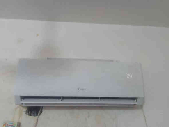 للبيع غرفه 6 قطع السعر 100
فراش السعر 50
ثلاجه السعر 350 
كاونتر 3 قطع 250
سبلت طن كري 200
مكان بغداد الامين ثانيه 
***********
