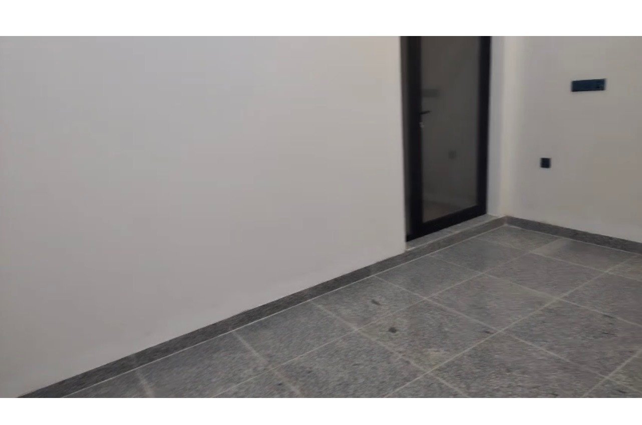 بغداد _حي الخارجية جنب حي الأطباء قرب شارع المطار 
مساحة الشقة 95متر
غرفتين نوم ، صالة ، حمام ، مطبخ حار وبارد 
البناية متكونة من خمس شقق زيرو بناء حديث