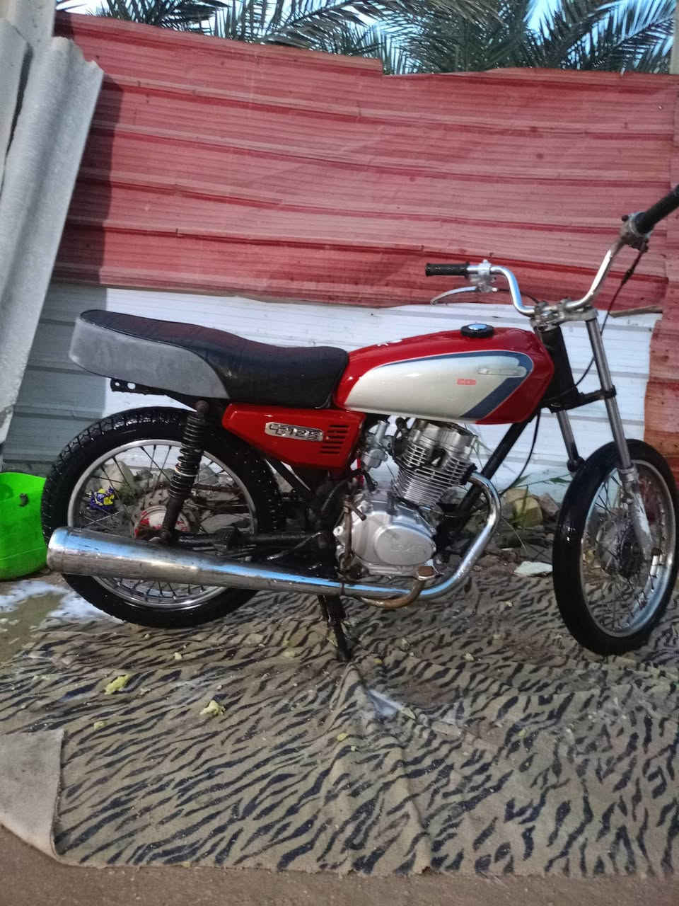 السلام عليكم دراجه للبيع كلك الدراجه مالت عيشه مكينه نضيفه شاصي نضيف تايرات نص عمر طگها هندر وطلع السعر 450 وبيها مجال مكاني الجزيره شط العرب الگباسي الصغير عله الفوك أكفلك من البوكه ***********
