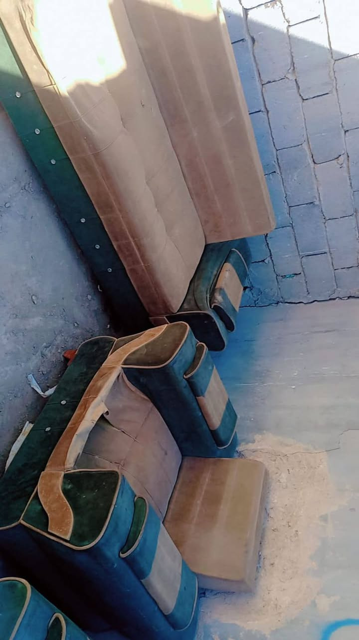 سلام عليكم عندي تخم مستعمل للبيع 11 مقعد خشبه أصلي مستعجل على بيعتا.. المكان حله بابل مقابل المجمع السكني  .. السعر أتصل على الهاتف 📞***********
