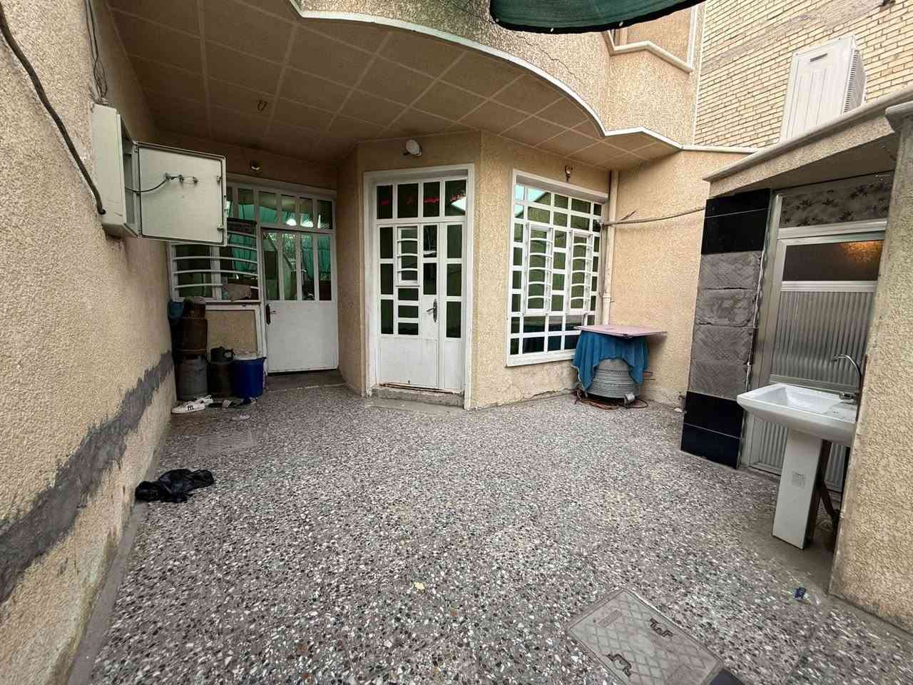 الدار للبيع 🏠 السعر 260 مليون وبي مجال 💵
العنوان الشعب شارع الأسواق المركزية مقابيل كلية الامام الكاظم عليه السلام🌹
المساحة 108 م🏠 مدخلين👌
البيت ثلاث طوابق👌
يحتوي الطابق الارضي على كراج سيارة وخدمات خارجية واستقبال ومطبخ معزولات وهول ومنور وخدمات وغرفة نوم 
ويحتوي الطابق الثاني على ثلاث غرف نوم وخدمات ومكان غسالة وبيتونة وسطحين
للاستفسار اكثر يرجى الاتصال على الرقم التالي (متواجد هذا الرقم على الواتس اب والفايبر والماسنجر *********** )
او الاتصال على الرقم الاخر 
***********
او زيارة مكتب تبارك للعقار والمقاولات الكائن في شارع الاسواق المركزية قرب مطعم ميامي
