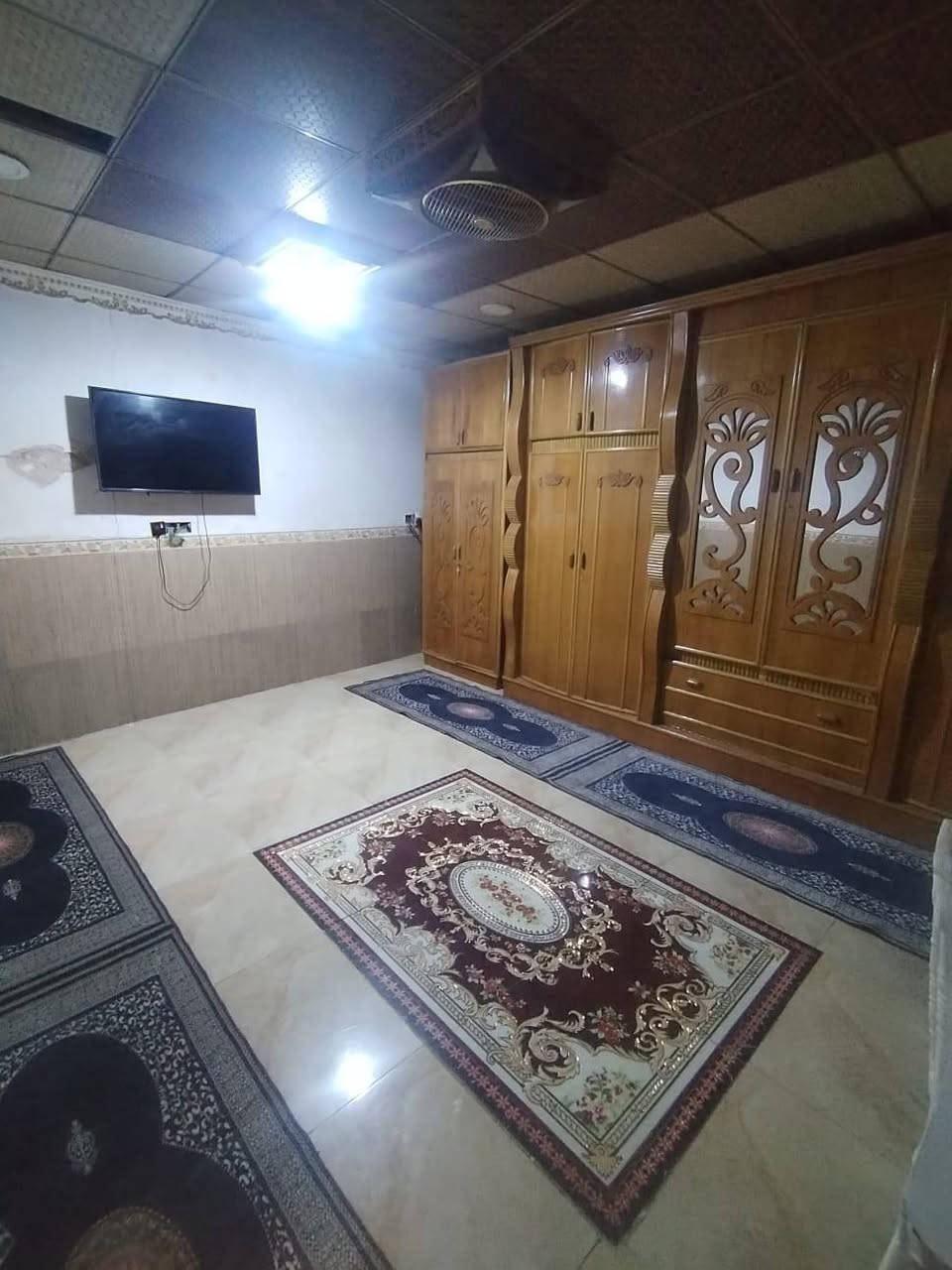 للبيع مساحة 200م يحتوي على استقبال+هول وبيتونه ودرج ومطبخ وحديقه وره لبيت تكدر تبني بيها 3غرف 
حواسم عنوان الحله حي نادر 3 قرب مدرسة يثرب سعر 15مليون وقابل للتفاوض 
واتساب ***********
واتساب***********
