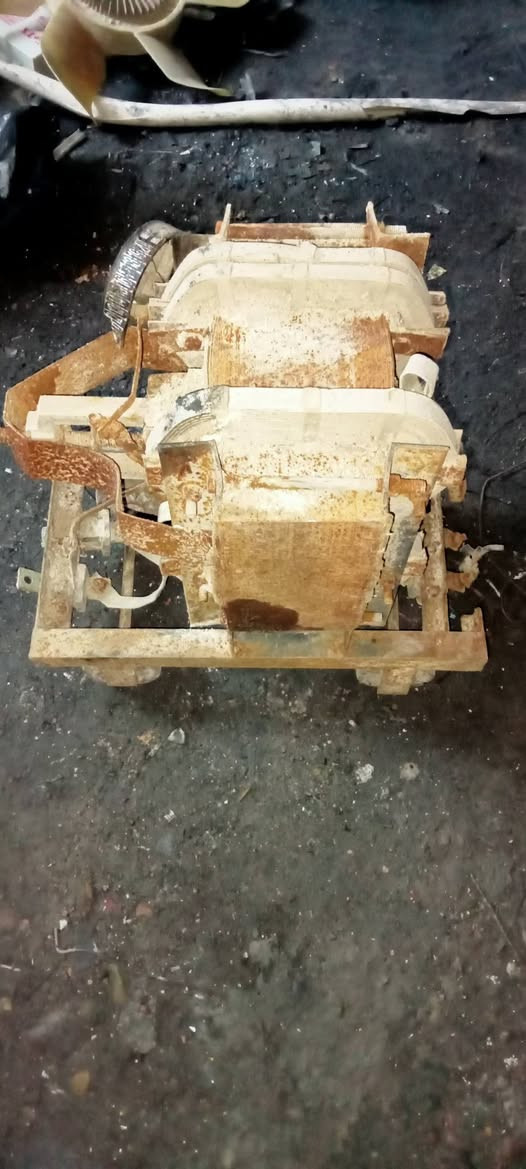 السلام عليكم للبيع كمبريسر شغال بس مهمول كوري 45الف مكينة لحيم ابهل شكل هم متروكة ملف 30الف بغداد ***********
