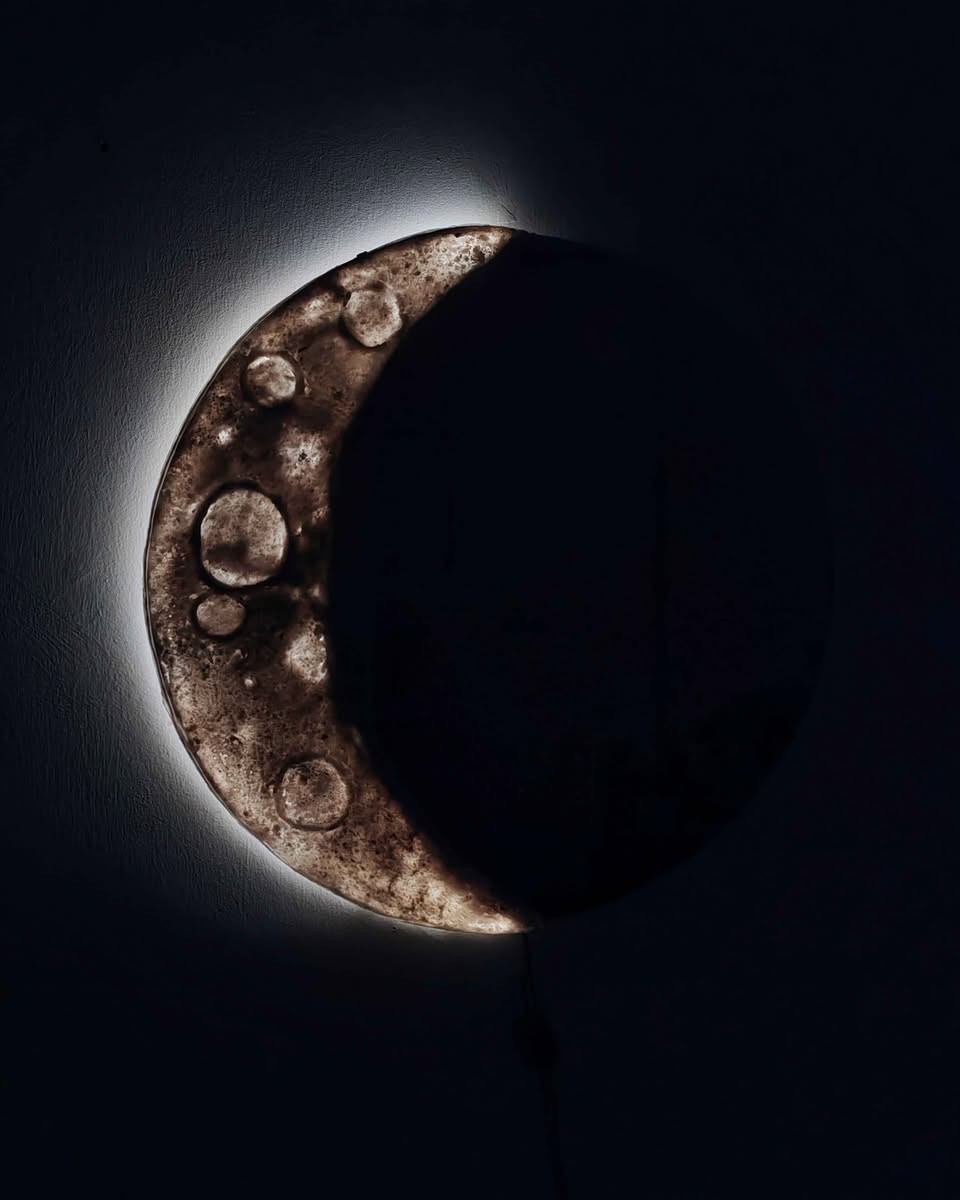 ✨ قطعة ديكور قمرية مضيئة مع مرآة – صناعة يدوية مميزة 🌙🪞
أضف لمسة من السحر والهدوء إلى منزلك مع هذه القطعة الفريدة المستوحاة من جمال القمر.
تصميم يدوي يجمع بين الإضاءة الدافئة والمرآة العصرية ليمنح أي مساحة أناقة وجاذبية خاصة.
✅ صناعة يدوية متقنة
✅ إضاءة LED هادئة ومريحة
✅ مناسبة لغرف النوم والاستقبال وزوايا التصوير
✅ قطعة فنية وديكور في آنٍ واحد

متوفر توصيل لكافة محافضات العراق

السعررر بلاش 25,000 بغداد, العراق


**إذا كنت صاحب هذا الإعلان وتريد حذفه لأي سبب، رجاءا أرسل رسالة إلى الدعم الفني**