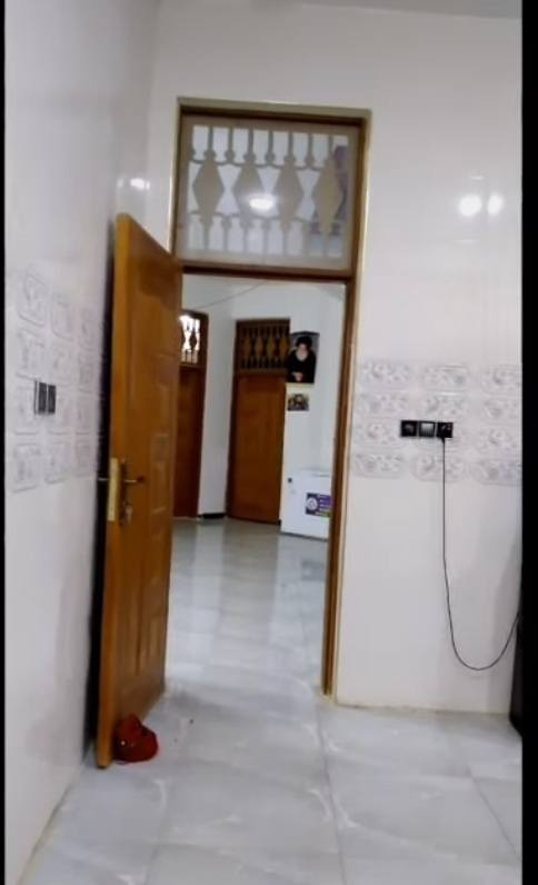 دار سكن ٢٠٠ متر
طابقين مسلح بناء جديد ٢٠٢٥ ممتاز
الطابق الأول 
استقبال ٨ متر
صاله كبيره
 غرف نوم ٢
مطبخ
صحيات خارجية
الطابق الثاني
صالة
غرف نوم عدد ٤
درج دور مطل على الصاله  من الطابق الأول للثالث 
مع صاله وبيتونه في الطابق الثالث 
كهرباء ومجاري ارضيات ممتازه
على شارع عرضه ١٥ متر
مطلوب عقاري ٤٧ مليون
السعر المطلوب عدى الطلب  ١٣٠ مليون
الموقع. الديوانية. حي العسكري الثالث خلف مكتب التوكل للعقار قرب صيدلية مريم 
للاستفسار أكثر مراجعة مكتب التوكل للعقار الكائن في حي العسكري شارع ٣٠ او الاتصال والمراسلة على الواتساب على الرقم ***********
@إشارة
