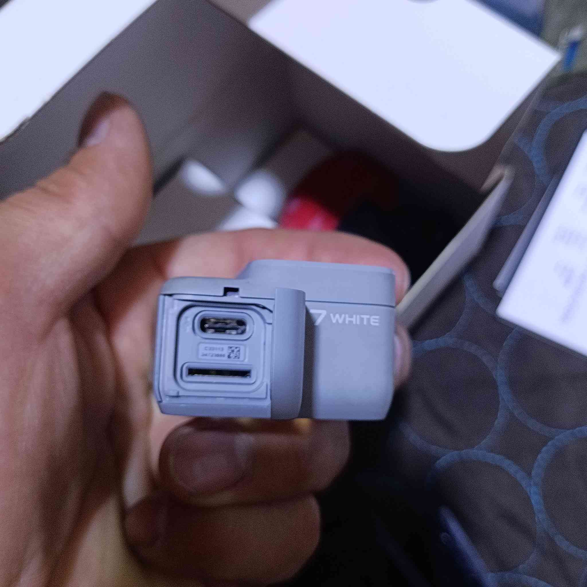 من رخصت الدمن تحياتي الك
شباي عندي هاي الكامرة مال تصوير حلوة كلش وبيهة ممزيزات حلوة تربط ع جهاز وضد المي بعد ممستخدة ولاماخوذ بيهة اي صورة تدعم شحن اتايبسي ويتخلالهة رام اريد ابيعهة او العندة جهاز مراوس حسب القناعة 
***********
