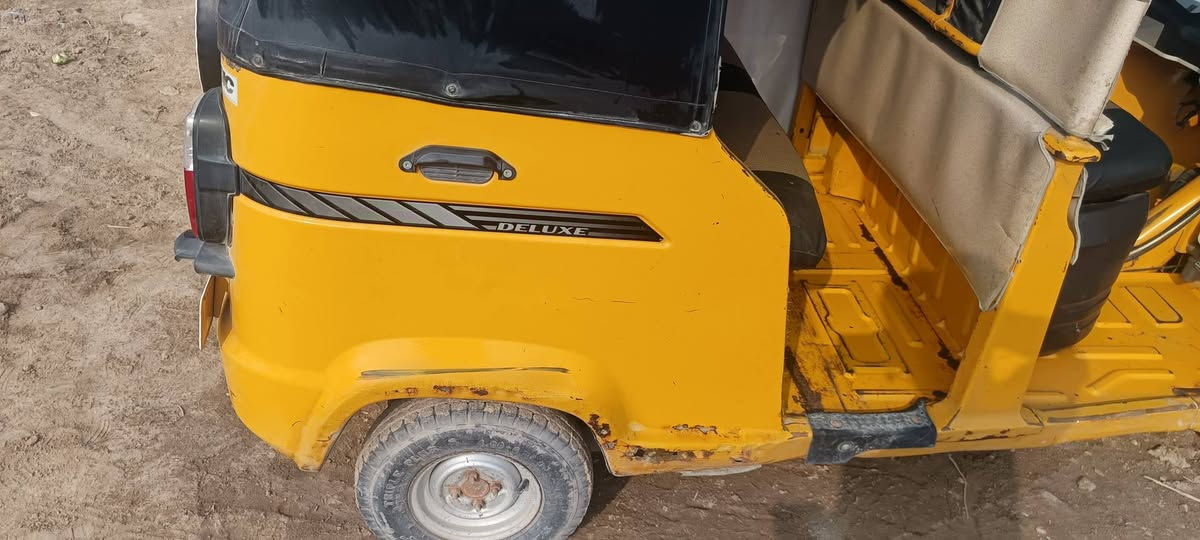 السلام عليكم تكتك تي في اس
موديل 19 سنوية فقط سنوية كربلاء 

تكتك نضيفة وما بيها خياسات فقط الصفاح مبين بالصورة محرك تجفيت شركة كهربائيات كلها شغالة وياها دعامية ومسجل بس ذابهن انا جاهزة كبل لشارع راعيها كربلاء يريد  تحويل ثاني يوم السعر 5,500 بيها مجال مكاني القرنة *********** اتصال و واتساب
