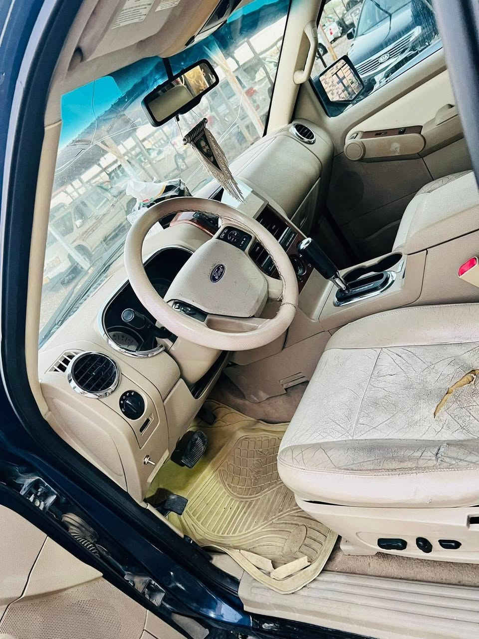 السلام عليكم
إكس بلاور جديده المديل 2008
حادثه جاملق وابنيد 
رقم نكليزي 12 يعني نينوى ابسمي 
السياره جديده وجاهزه مابيها اي تقص
تبريد قطعتين 
7 اراكب  السياره مال جناي 
حجم المكينه 8 اسندر 
العنوان ذي قار قضاء رفاعي لاستفسار ع رقم 
***********
