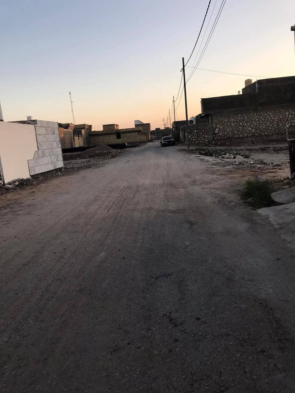 السلام عليكم بيت للبيع طابو زراعي سند 25 بناء جديد قبل كم شهر كمل المساحه 150 متر يحتوي على استقبال ومطبخ وهول وغرفه ودرج وكراج وصحيات عنوانه حله نهايه الطهمازيه قبل نهايه بزل حجي علي التقسيم الجديد للأستفسار الاتصال على الرقم ***********
