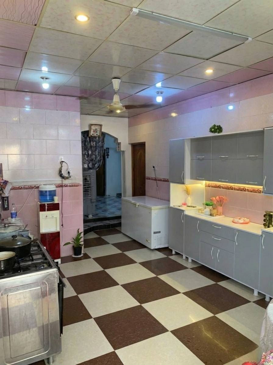 للبيع بيت بحي الجبيرية الثانية بسعر مناسب  4 غرف نوم وصالة واستقبال ومطبخ + مشتمل معزول يتكون من غرفة وصالة ومطبخ بالمربع اللي مقابل المستوصف 
للاستفسار ***********
