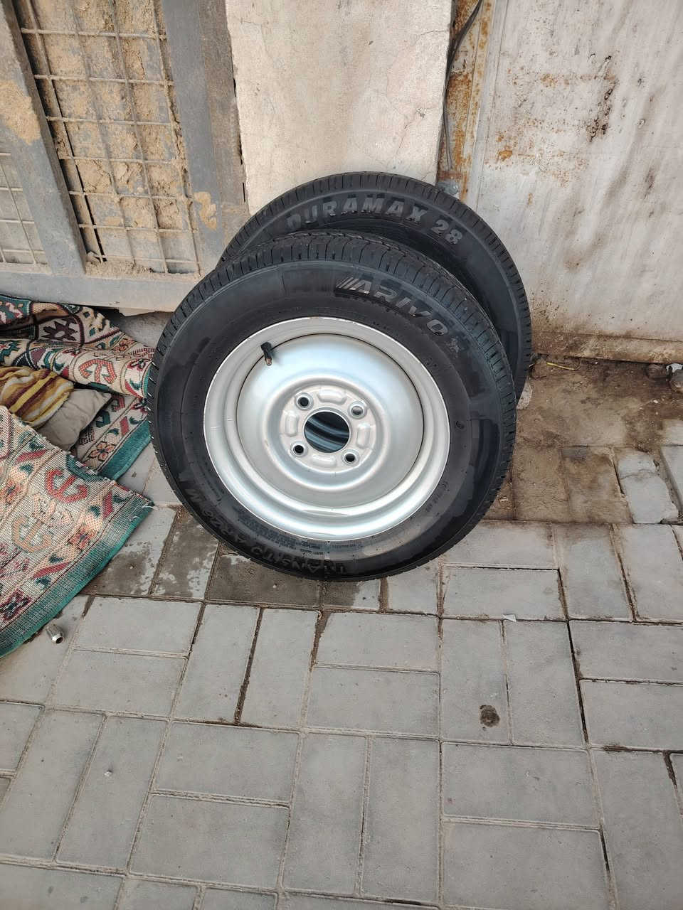 سلام عليكم تايرات 13 مال شركه مع الوياله مال 25 نضيفات كلش مع تايرات 13 كميه خير من الله اي واحد يريد خلي يتصل وتدلل ***********
