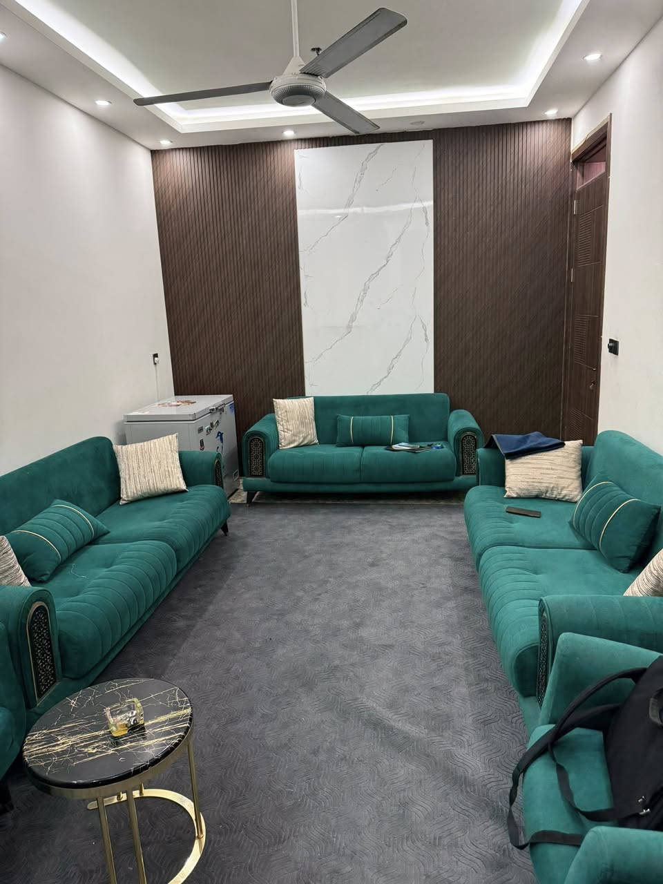 بيت 100 متر مؤثث للبيع . زراعي سند 25 إقرار محكمه . العنوان الدوره شارع الكفاءات المؤدي إلى فلكه ابو دشير بالقرب من أسواق جودي . طابق ونصف . صاله وغرفتين نوم ومطبخ داخلي ومطبخ حار وحمامين خارجي وداخلي . للاستفسار ***********
