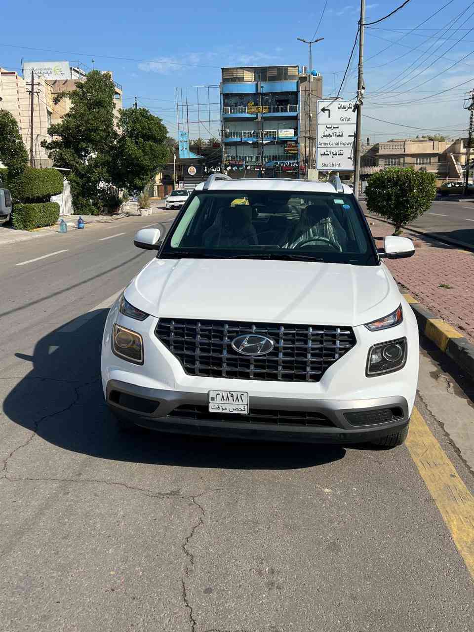 سلام عليكم 
كونا 23 سياره جديده بمعنه الكلمه
سياره بدون قطره صبغ بيها بابين مبدلات نفس الون 
سياره بدون ايرباك بدون دواخل 

سياره فول عدا البصمه 
-فتحه 
-داخل لونين 
-شاشه كبيره
-كامره دواره 
-فول تحكم ستيرن 
تحديد مسار 
وبعد بيها هواي مواصفات معروفه 
سياره ماشيه 23 الف 
بدون رقم المنفيس بسمي 
رايدها ب130 وبيها مجال 
مكاني بغداد صليخ ال600 
اي ستفسار ***********
