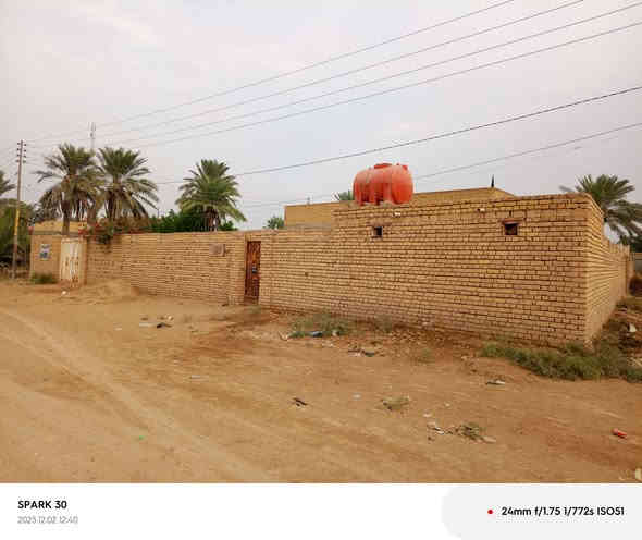 السلام عليكم ورحمة الله وبركاته 
بيت للبيع   طابو زراعي 
بجانب البيت قطعت ارض مبنيه هيكل 

2غرف نوم        واستقبال     و امامه مساحه 

كبيره      و بجانب القطعه    

حسينيه كبيره  هيكل 

البيت مكون من 3عرف نوم
 
هول        مطبخ        صاله         استقبال

صحيات 2     حمامات 2      حديقه واسعه 

المساحه 800م     

مكان البيت ناصريه (الشطره) حاوي العباس 

السعر 210 مليون 

للستفسار  
***********
‏‪***********‬‏
