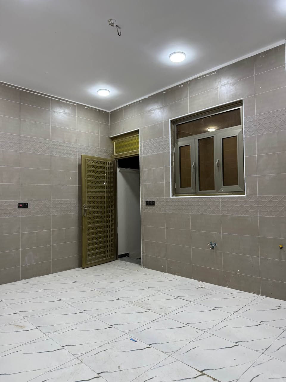 منزل للبيع / المساحة 210م | بناء حديث تسليم مفتاح 🔑 العنوان البصرة الصالحية شارع جامع ابي طالب 📍 
جنس العقار / طابو زراعي المالك عراقي 📄
يحتوي على غرف منام عدد 2 / وصاله واستقبال ومطبخ وصحيات داخلية وخارجية واستقبال 
السعر 140 مليون وقابل للتفاوض 
للتواصل والاستفسار : *********** : *********** البصرة, العراق
