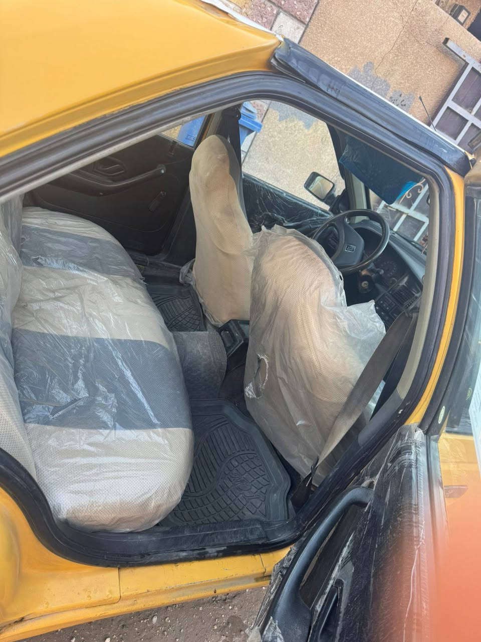 ألسلام عليكم  بيجو روى ٧ كير ومكينه جدد  صدر جديد رقم ألماني بغداد  بسمي تحويل ثاني يوم كهربائيات  كله شغاله
السياره بيه مكانات صبغ بدون ضربه هيئه وغرامات مصفره
مكاني بغداد الغزاليه رقمي***********
