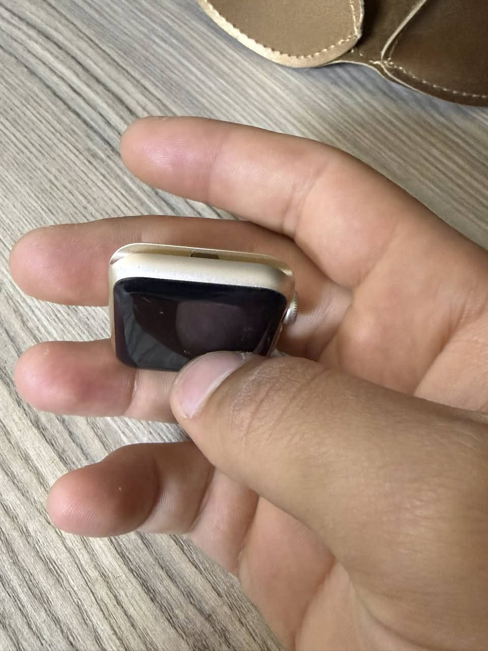 ساعه ابل جيل الاول ساعه نضيفه شحن مالته يطول يوم كامل كلش زينه بس وكعت مني ونكسرت قبل فتره وحطيتله لزكه حمايه بقه بس من جوة مبين الكسر شرط شاشه لا تشمر ولا تعلس وكل مكان لمس شغال التفيدة شاصي بورد بطاريه او تشتريله شاشه بقت يمك مكاني بغداد الاسكان سعرة٢٥ الف رقم تلفون *********** بي واتس
