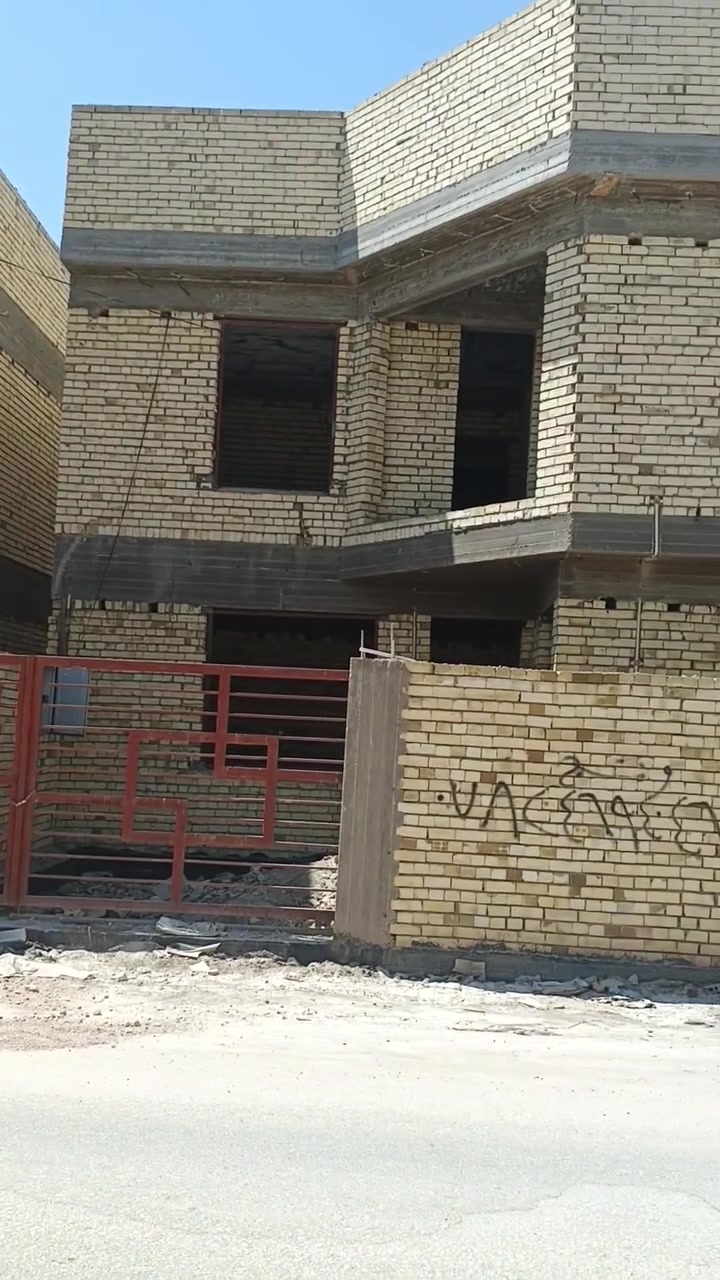 سلام عليكم
هيكل  طابقين
يحتوي الطابق الأول
غرفتين  نوم 
كندور 
استقبال
مطبخ 
صحيات خارجيه وداخليه
الطابق الثاني 
غرفتين نوم 
كندور 
سطحين

العنوان تقاطع شريف ع مجمع الامير السكني 
مجمع كامل الخدمات تبليط ماء اناره ليليه مدرسه اهليه حضانه وروضه مستوصف المساحه 200م
طابو زراعي سند 25 تحويل مباشر
تفاصيل اكثر 
*********** وتساب
