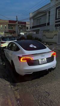 تسلا مودل 3 موديل ٢٠٢٣ كلين تايتل داخل ابيض نضيفه فول السياره ماشيه ٥٧...