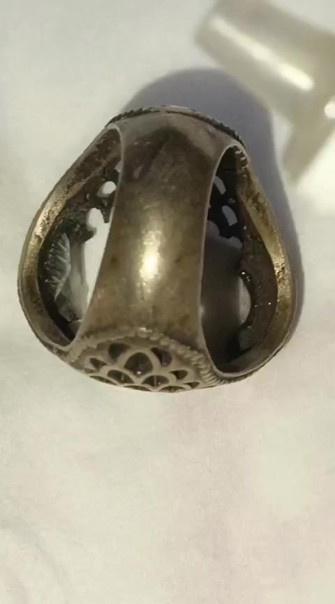 اخوان  قوالب قديمه   كما موضح في القيديو  كيلوا ونص     احتمال فضه نازل والله العالم      للبيع    ***********     ولي يعرف ينورنا   تحياتي          كيلوا ونص نظيفه  قديم
