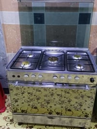 طباخ ايطالي كله شغال نضيف جدا سعرميتين وخمسين بي مجال ٠٧٨٠٣٤٥٣٨٨٦