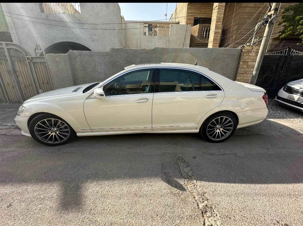 السلام عليكم 
مارسيدس S class 2007 لارج 
 محدثه 2013
محرك 350 العادي 
وكالة اربيل خليجي فول مواصفات 
رقم اربيل باسمي 
هزه وفحص جديد 
لارج 
خمس بردات 
خمس بصمات 
شاشة اصليه خلفية 
ماوس 
تليفون 
ثلاجة 
كراسي امامي والخلفي كهرباء
مسجل خلفي 
ويل كاب وتخم تاير جديد 
باطاريات تخم من الشركة قبل شهرين بدلتهم بيهم ضمان 
تبريد امامي خلفي بالتكم
صدر جديد امامي خلفي جدبد اصلي شركة 
وبعد بيها مواصفات s كثيرة 
سياره فقط داير الجاملغ الخلفي الايسر بي صبغ الدعاميات وداير الجاملغ الايمن بي شخط مع اسفل الباب 
مكان السياره بغداد 
الاتصال ***********
السعر 150  @ بغداد, العراق
