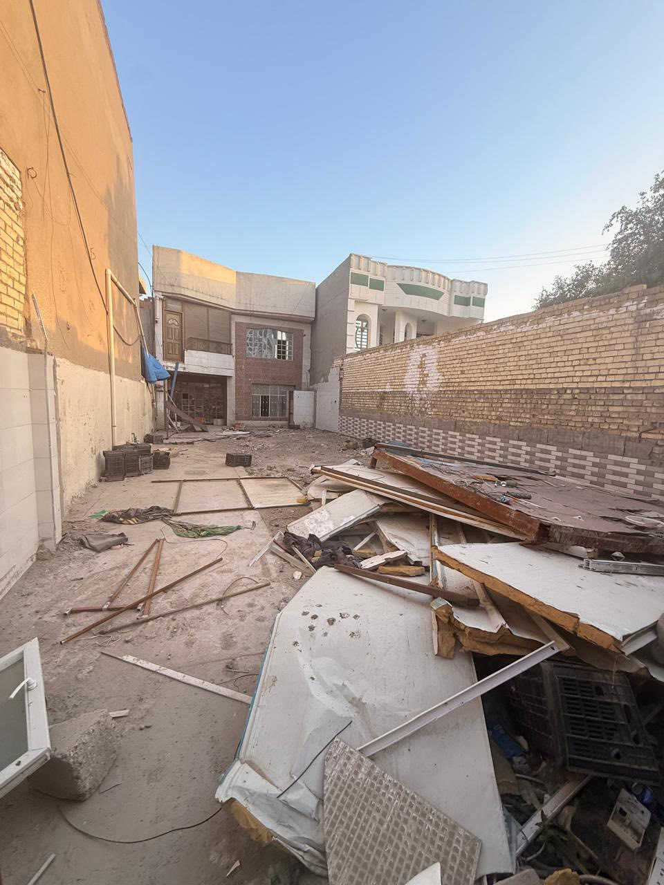 دار للبيع او قطعة ارض في منطقة الامين الثانيه مدخل سيطرة الجمهوريه مقابل سوبر ماركت بسكويته مساحة الدار 277.5
واجه 7.5
نزال 37
الكاع موقعه حلوو 
تصير عماره 
وسعر الكاع مناسب جداً 
للاستفسار اتصل 
***********
