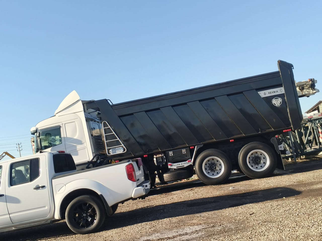 *********** عكرب سيار جديد مدينه 8نجكتر 560 تخم تاير السعر 450
