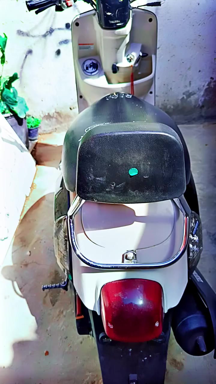 سلام عليكم ماكس بوليسي مكفول من كلشي
1_بلادي
2-لايت زنون عالي وناصي 
3-تخم تايرات جد 
4-كهربايات كله شغاله 
5-الدراجه نكره 
6-محرك مامفتوح بلادي سعره 650وبيه مجال الشراي المكان بغداد دولعي الرقم ***********
