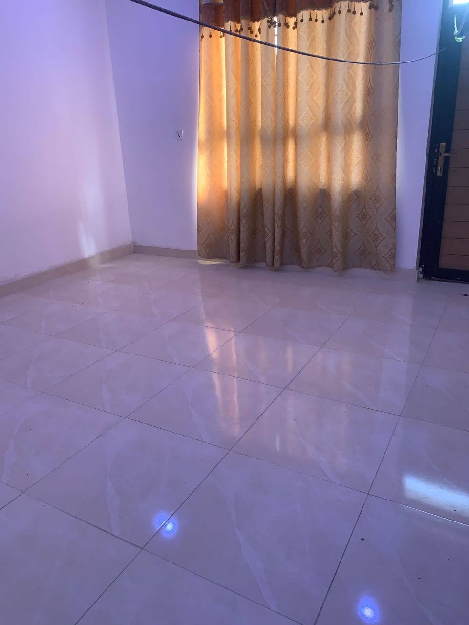 دار للبيع منطقة حي السفير قرب ابو علي المضمد 
المساحه ١٢٥زراعي  ٥×٢٥ طابقين غرف نوم عدد ٣ صالة عدد ٢ 
حمام عدد٢  مناور عدد ٢ الدار الطابق الارضي مرمر 
الطابق الاول بورسلين بناء ٢٠٢٥  ارتفاع الرفت ٦٠سم صب 
وتفاصيل اكثر للراغب بالشراء رقم الهاتف ***********
