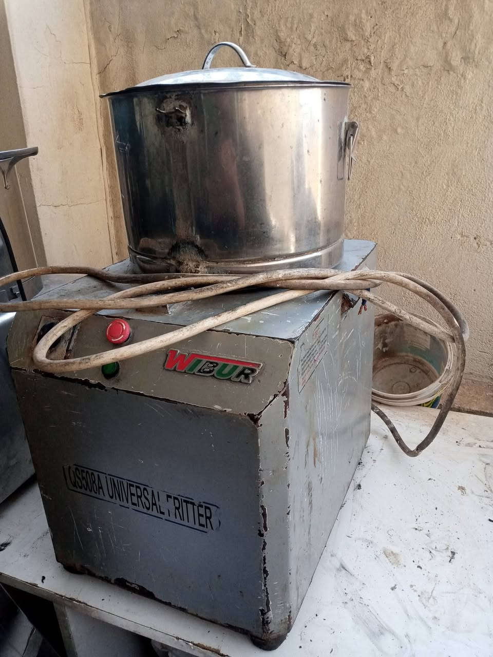 اغراض مطعم للبيع كاشير شاشه لمس نظام مطعم 450 الف خلاط حمص 10لتر 275 الف عجانه كيك 10 كيلو 275 الف بغداد ***********
