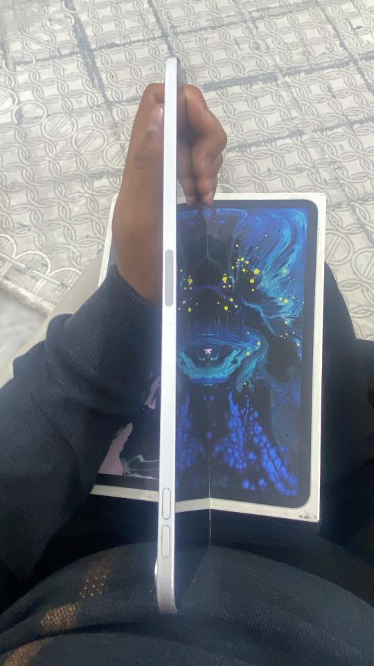 السلام عليكم
ايباد 11 برو 2018 

ذاكره 64 

الايباد مكفول كلشي ما ابدل 

فقط الشاصي مالته بي طخات بسيطة 

نضيف جداً الايبادفقط الشاصييي بس طخات

كامل ملحقات كارتونه الكيبل الاصلي وراس الشاحنة 

بطارية ماتصرف ابدد 

120 فريم ببجي 

كلش حلو ونضيف الايباد 

سعرة 325 وبي مجال 

مكاني حله بكرلي 

مراوس 

*********** واتساب
