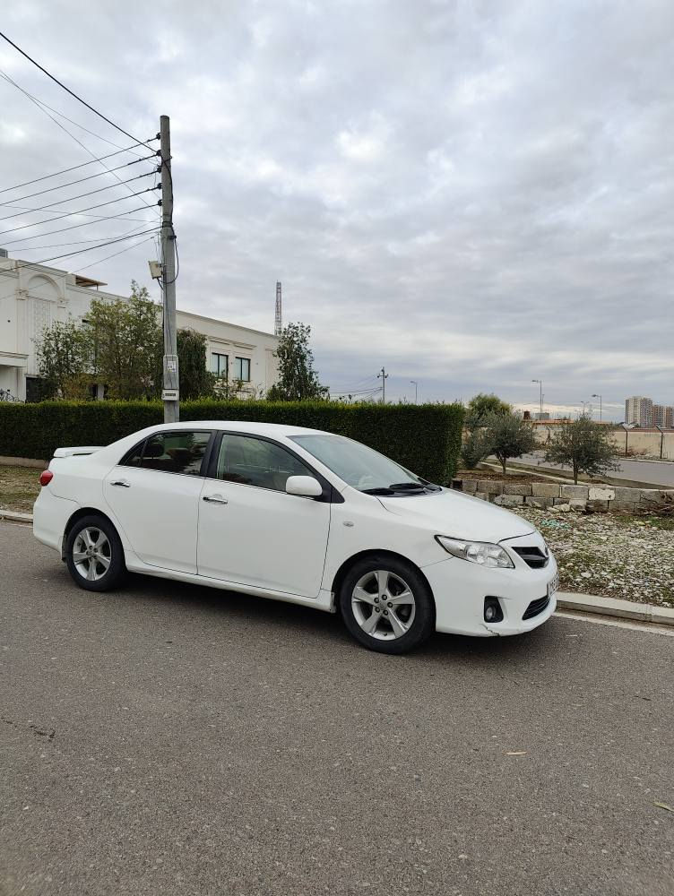 Toyota crolla 2013
***********
نرخی ١٠٩ کەمەک مەجال 
وێنەی فەحسەکەم داناوە چی هەیە 
لێدرانی پێشی هەیە لای سەکن
پەڕەشوتی تەقیە
لەگەڵ لێدرانی پشتی هەیە أربيل, العراق
