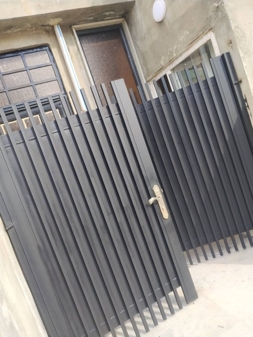 صباغ متفرغ شغل هندسي ونظيف سعر مناسب رقمي *********** بي واتساب اشتغل داخل خارج حديد خشب كافه الديكورات فلين الداخلي بديل رخام اطلع بيوميه وقطعي تصليح الشقوق الكبيره والرطوبه
