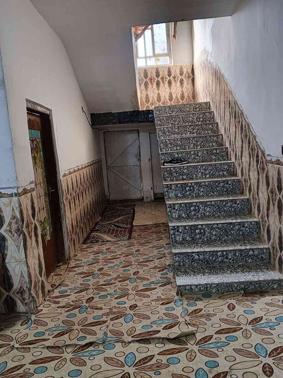 بيت للبيع بحي السجاد المعاره بشارع حسين ابول دهن مساحة 180طابقين السعر 50 وبي مجال بسيط يبعد عن الشارع 200 متر***********
