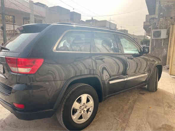 جيب لاريدو وارد امريكي موديل 2012 سياره كلين ماشيه 98 حقيقي بيه شخط باب سايق من جوه حتى ممبين مواصفاته 6سلندر كشن سائق كهربائي تبريد قطعتين مثبت سرعه تحكم جهتين شادله كامره وشاشه اصليات كير ومكينه وحداده خير من الله سياره نظيفه جدا السعر 180 وبأسمي تحويل ثاني يوم للاستفسار *********** بغداد
