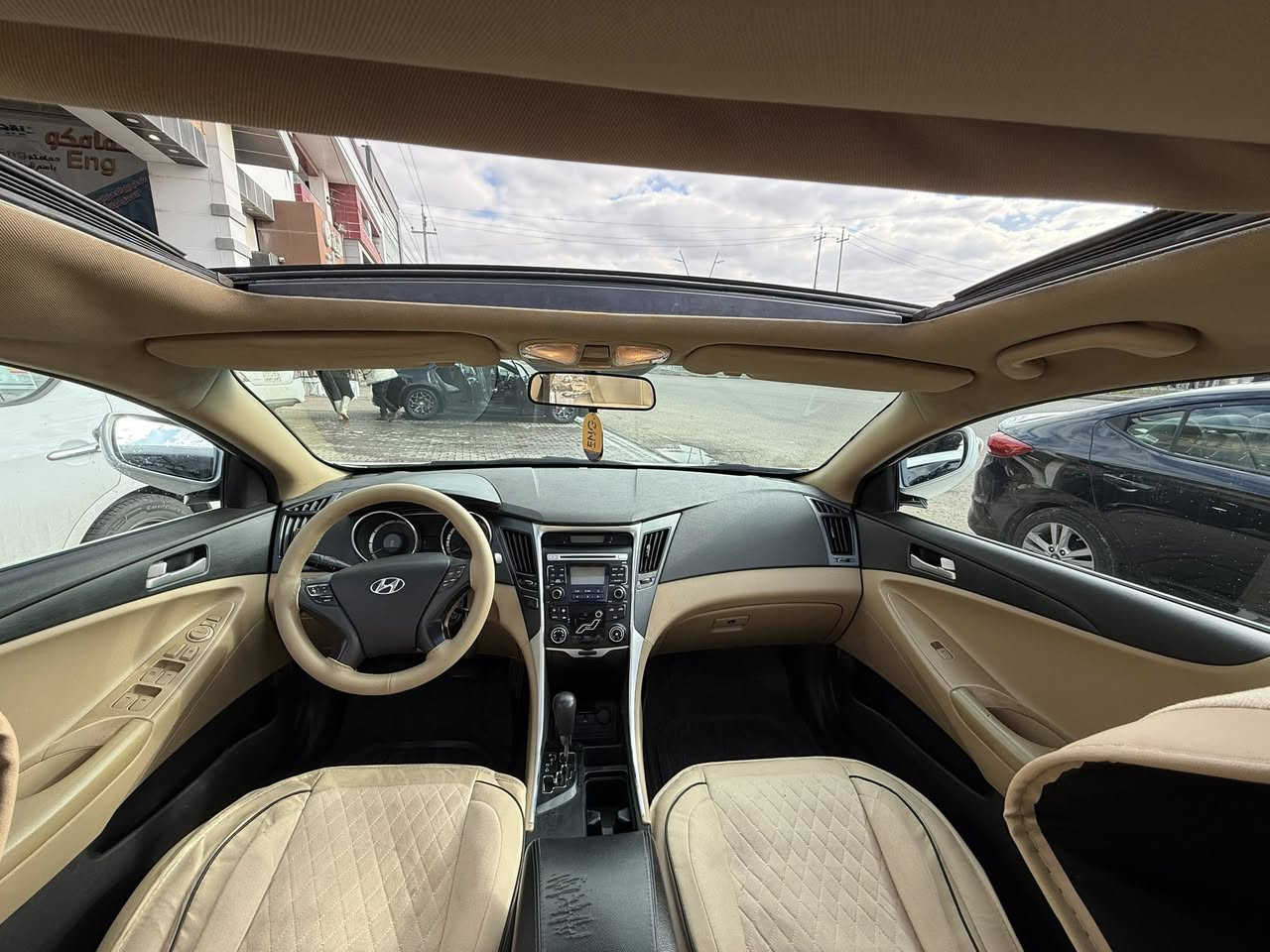 سيارة سوناتا وارد خليجي 2011 
شرط كير محرك صدر امامي خلفي جاهزها اربعه تايرات جددت بيها جاملغ امامي ايمن صبغ بس رش بدون تبدل بدون ضرر وباقي كفاله عامه مكاني صويره سعر 135
***********
