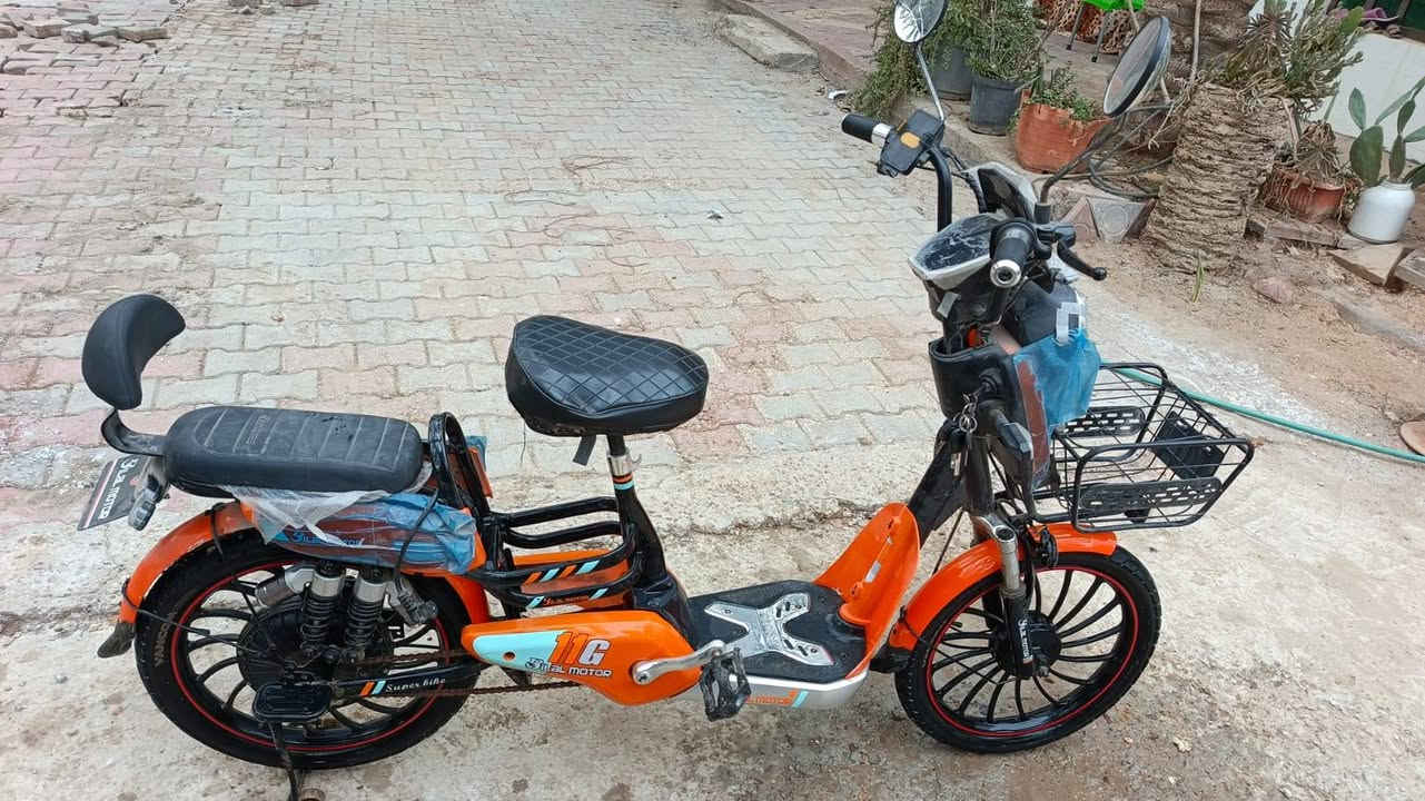 السلام عليكم  .
دراجه شحن موديل 2025 حجم 20 بطاريات 4 حجم كبير نص عمر نضافه فول مابي ولا شخط دبلات 4 خلفيه و 2 اماميه بصمه وسويج كله كامل مابي ولا شخط سعر 330 وبي مجال للتواصل خاص او على الرقم . *********** .
