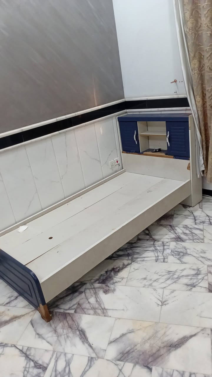 غرفه نفرين للبيع بسعر مناسب
غرفه نفر كنتور +سرير بسعر مناسب 
مكانه بغداد العامريه
***********
