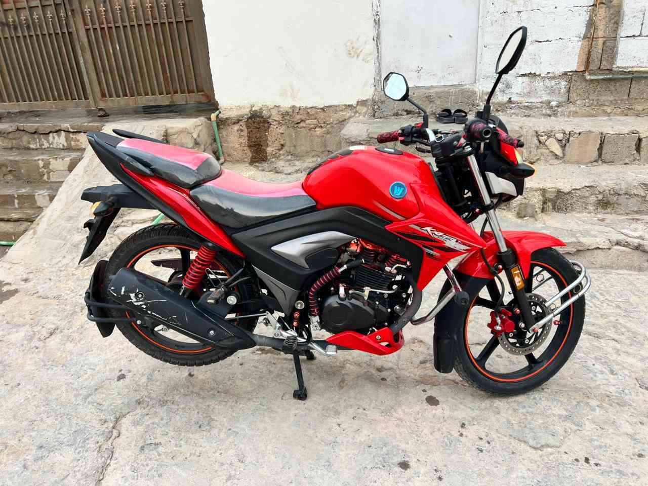 هاوجي بطح موديل 23#مسجل سنويه لوحات ع الاستلام فقط رقم انگليزي دراجه ع وظع الشركه السعر 19 مكاني رمادي 
***********
