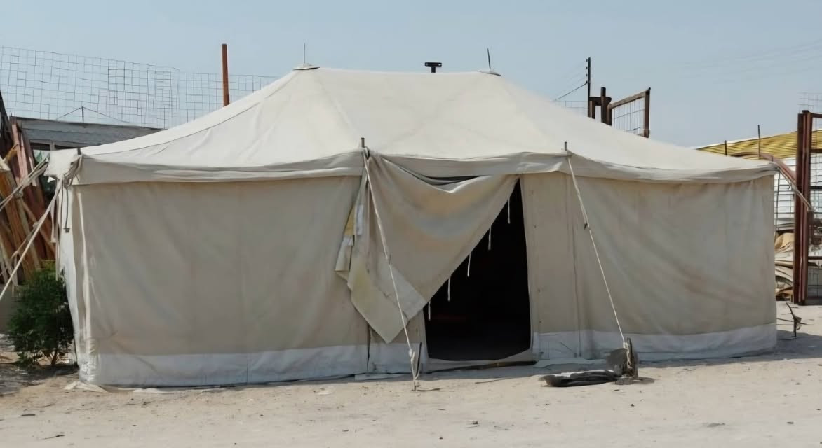 خيمات باكستانيات عدد2 مكونة من 4طبقات القياس 5×5 جدد غير مستعملات +حمام مغلف نايلون من الداخل ويوجد مبردات حديد حجم كبير جدا عدد 2 انا من البصرة ومكان الخيم كربلاء 
***********
+
