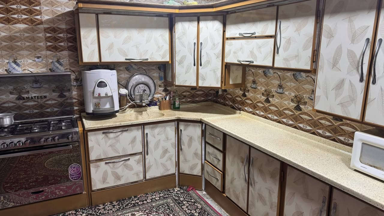 كاونتر للبيع !! نضيف وبحالة ممتازة جداً الطول 4 امتار ونص السعر 600 الف المكان كربلاء طويريج حي الضباط للتواصل :***********
