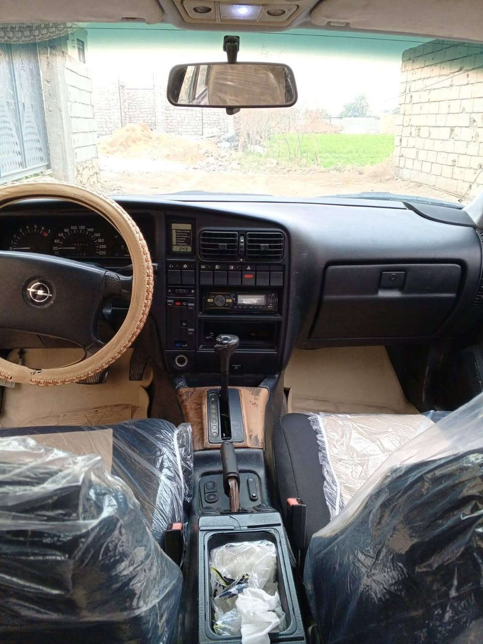 السلام عليكم اوبل موديل 1993  محرك 2000 سياره  جديده بمعنى الكلمه كير اوتاماتيك سياره كهربائيات شغاله منضومه التبريد بيها  ومابيها خويس وكلش حلوه تخم تاير رقم سنويه جديد تجي وتشوف بعيونك السعر 40 وبيها مجال. 
العنوان: الرمادي اسجاريه .
الرقم: ***********
