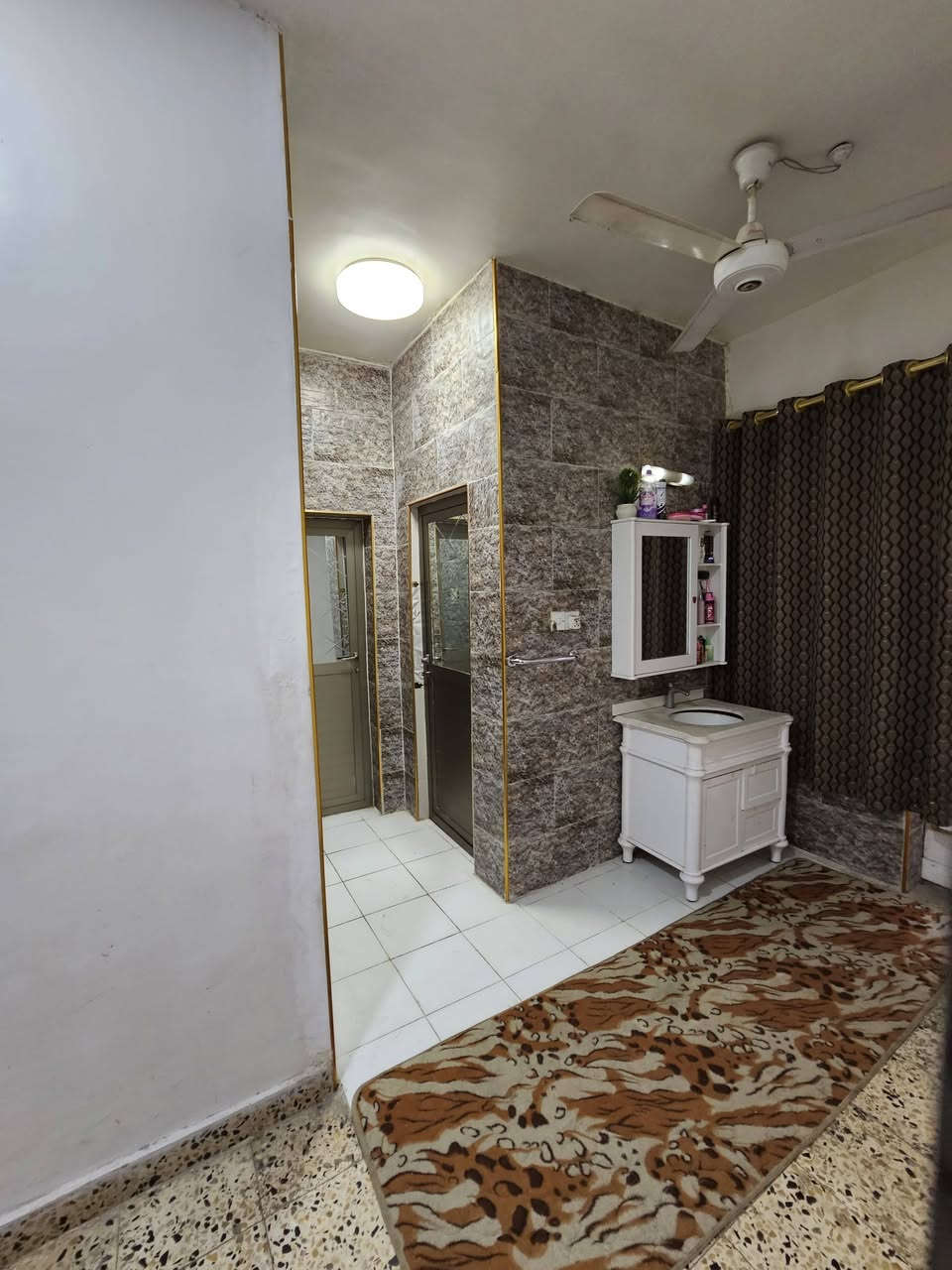 سلام عليكم.
دار للبيع .الدورة ابو دشير شارع جامع الرحمن.
*يحتوي الطابق الاول{محل.طرمة كبيرة.غرفة نوم.اسقبال.هول.حولي كبير .ترك 2.مخزن صغير.حمام +تواليت}
*الطابق الثاني{ثلاث غرف نوم.حولي .حمام +تواليت.صطح صغير}
الطابق الثالث صطح كبير.
للستفسار اكثر اتصل على الرقم ادناه[***********].
