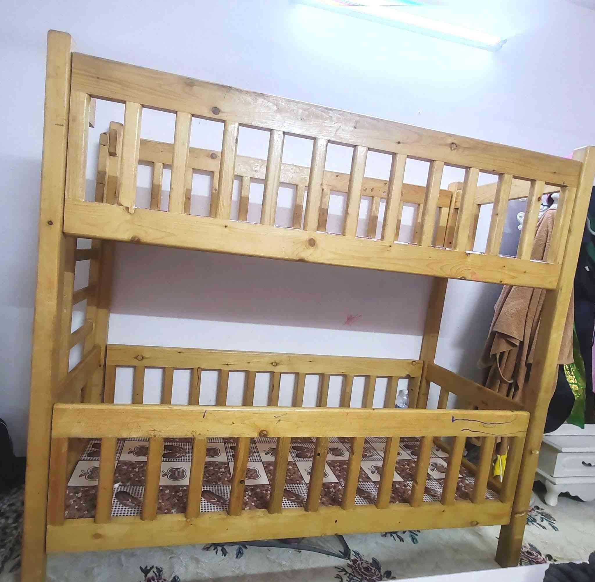سرير اطفال طابقين خشب تكمة ثقيلة جدا
قياس : طول 180 *  العرض80   
ارتفاع 170 * 
للاستفسار واتساب فقط 
***********
