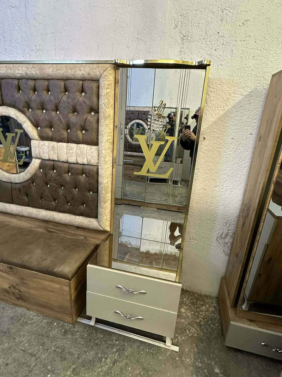 ✨غرفة تركي اصلي لون مميز ✨ صبغ حراري
10 قطع
 جام اصلي برونزي
نظام ابواب 
سرير مخزن جك 
 قماش وتر بروف أصلي ✨
نضافه/95/💯
السعر  / مليون و300 وبي مجال 
 شد ونقل مجاني داخل بغداد
توصيل للمحافظات بأسعار رمزية


**إذا كنت صاحب هذا الإعلان وتريد حذفه لأي سبب، رجاءا أرسل رسالة إلى الدعم الفني**