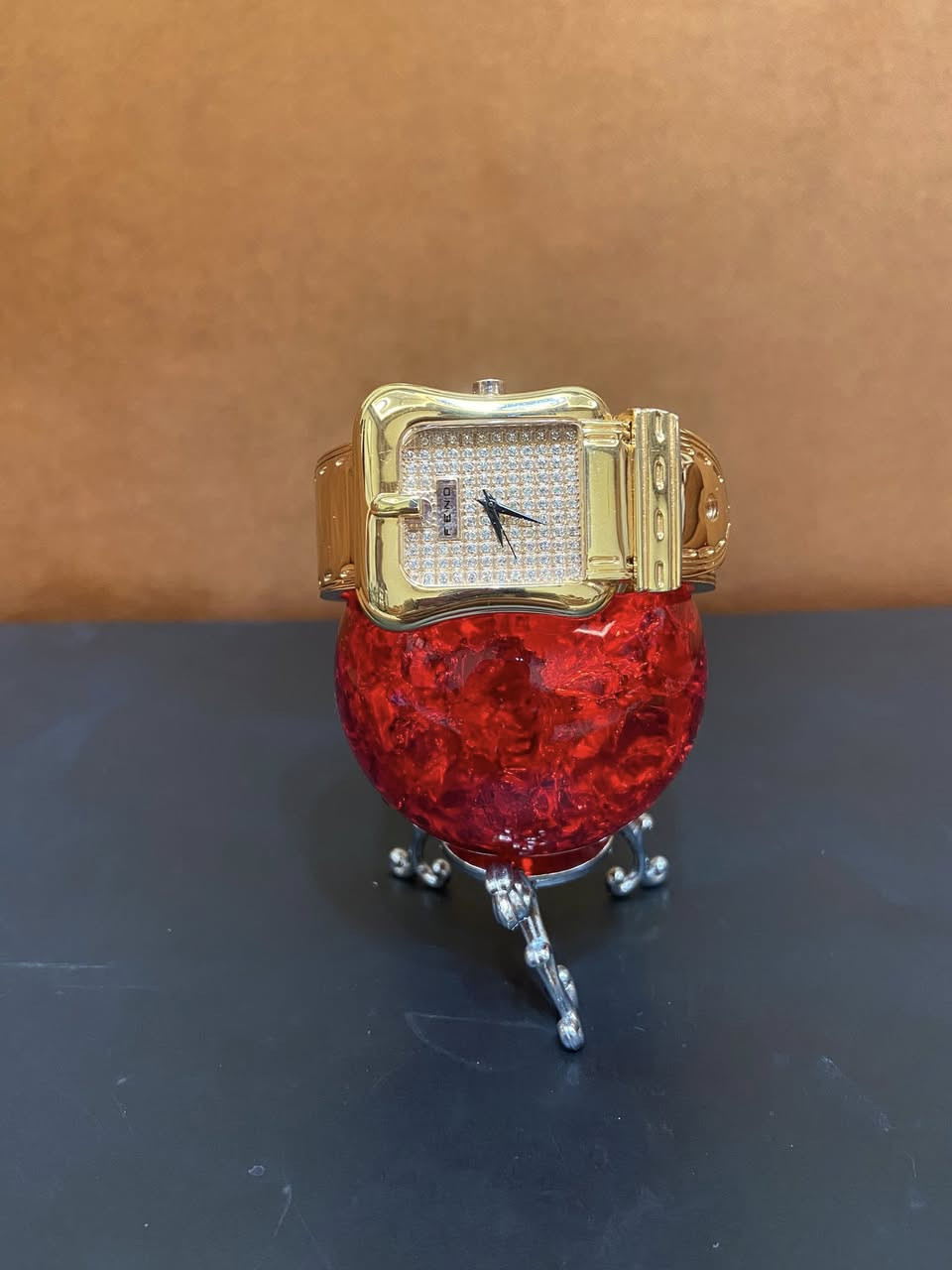 ساعة نسائية فاخرة من ماركة  FENDI الشهيرة صناعة ايطالية اصلية نادرة  لون ذهبي ثابت  سير معدني تحتوي على رقم تسلسلي ورقم رمزي شكل مميز والمينا مرصعة بالكامل  بالكرستال الحقيقي وزن ثقيل تصلح للعرائس او الحفلات الراقية
السعر 375


**إذا كنت صاحب هذا الإعلان وتريد حذفه لأي سبب، رجاءا أرسل رسالة إلى الدعم الفني**