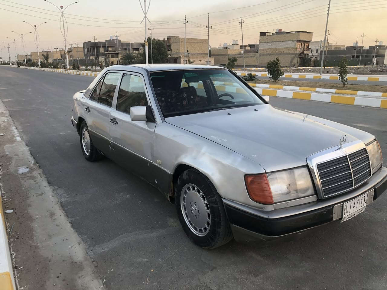 مارسدس دب 
مديل 1989 
السعر 45 
محور ففتي ثنين ونص كير محرك كهربائيات جاهزه حدادية 
مابيها نواقص رقم ذي قار 
مكان السيارة ناصريه لاستفسار 
***********
