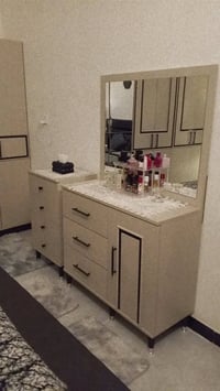 أثاث غرفة نوم • للبيع